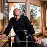 Relevé de mesures d'accessibilité dans un hôtel